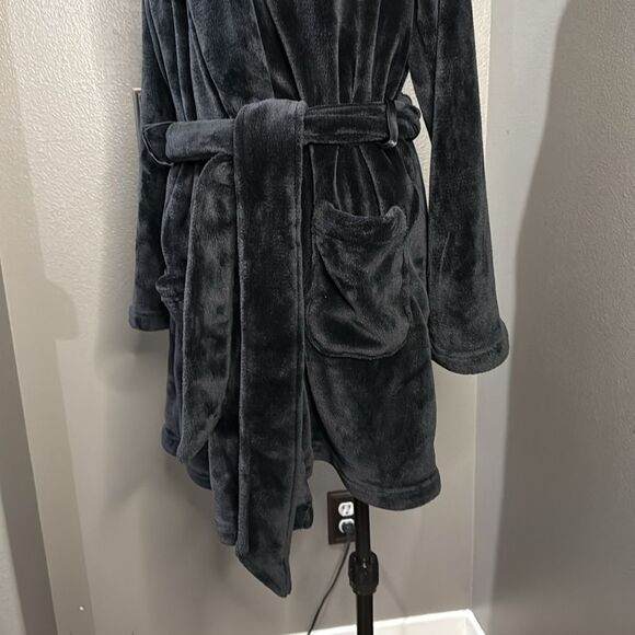 Victorias Secret Plush Black Robe Embroidered back - Picture 3 of 9